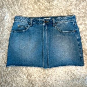 Joie mini denim skirt size 28. great condition!